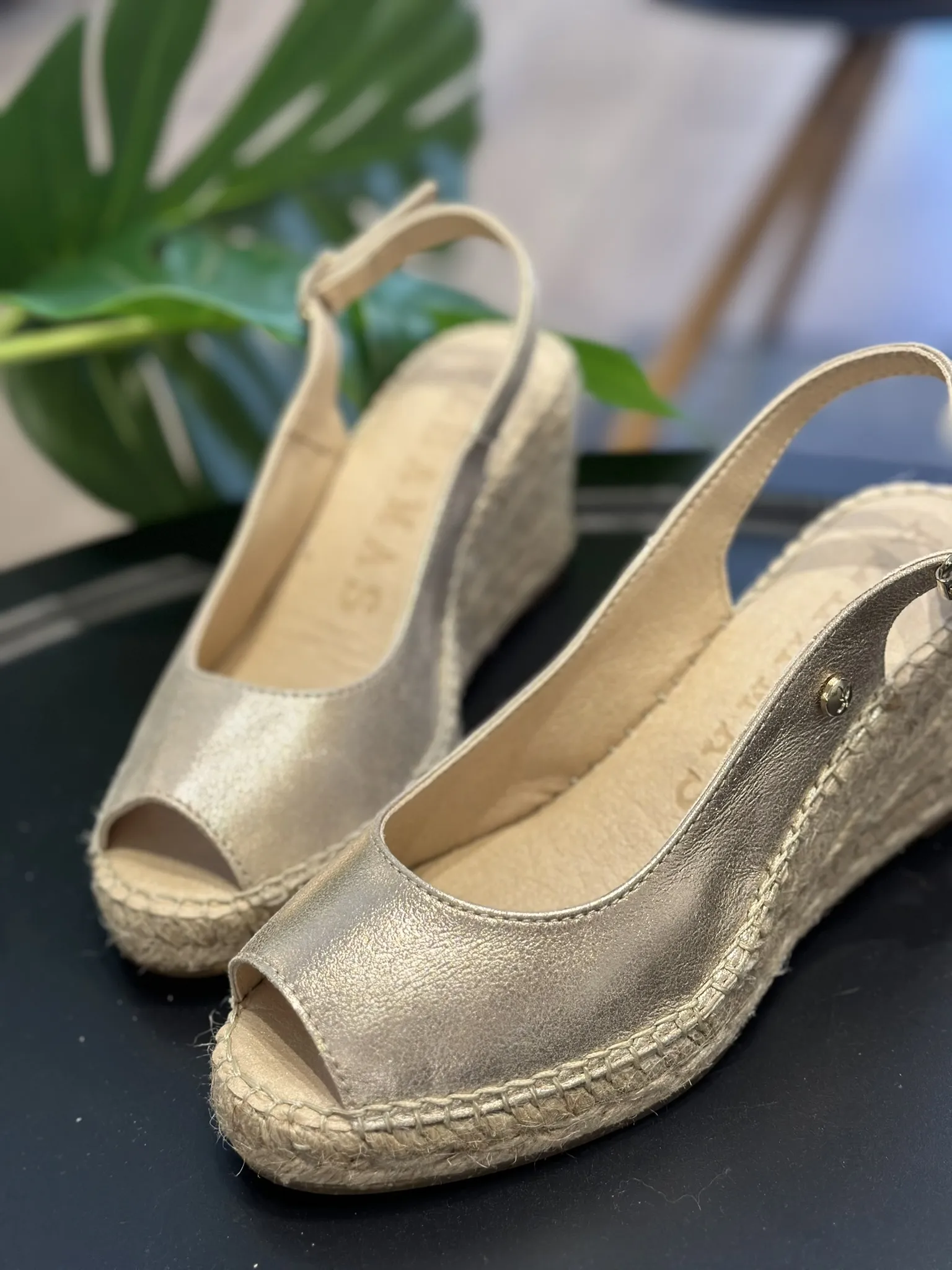 Sandalia Clavel Peep Toe Alhamas Oro