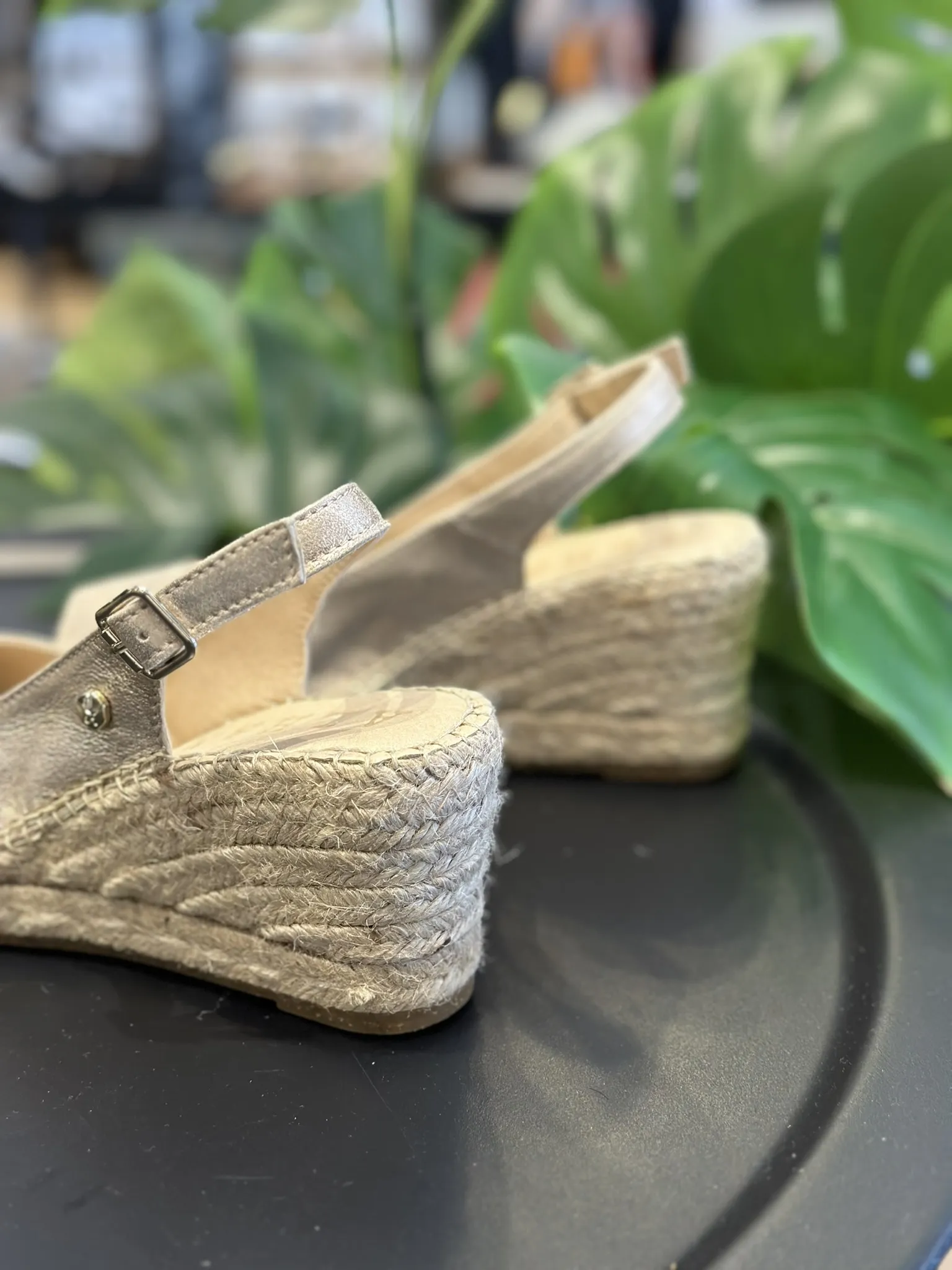 Sandalia Clavel Peep Toe Alhamas Oro
