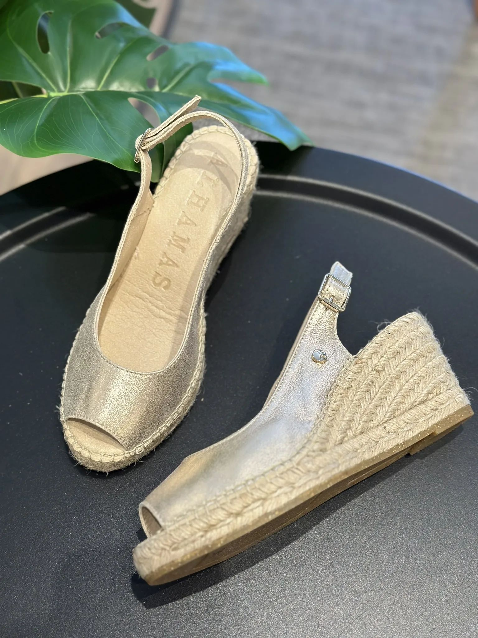 Sandalia Clavel Peep Toe Alhamas Oro