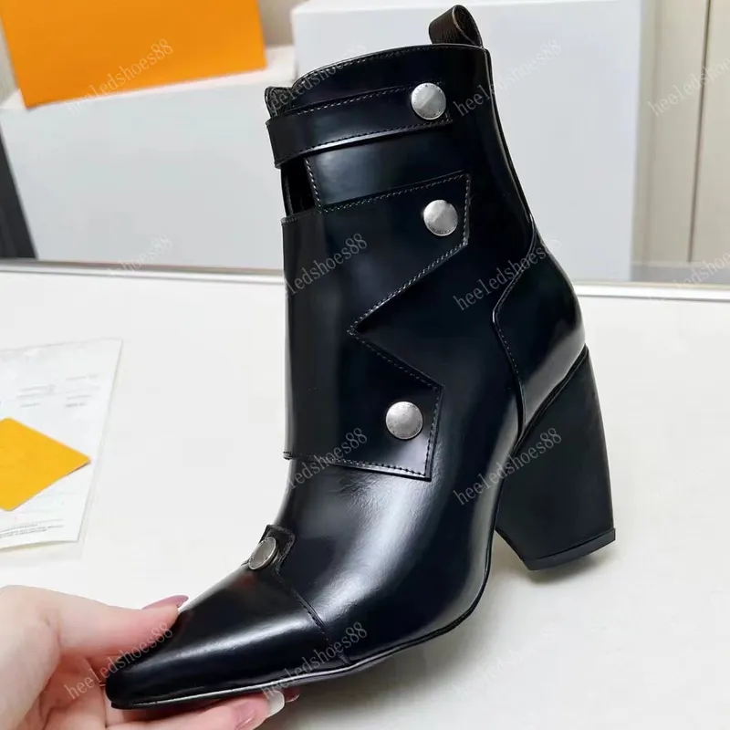 Tobillo Botas Diseñadores de diseñadores Para mujeres Botón de moda de piel de vaca de alta calidad dentro del tacón grueso Tacó