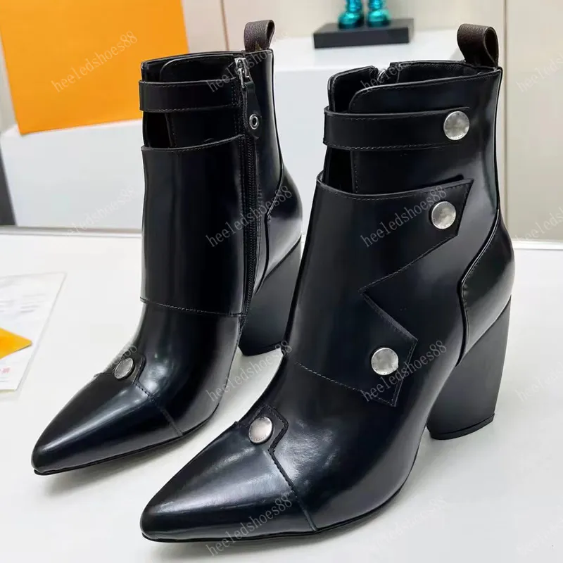 Tobillo Botas Diseñadores de diseñadores Para mujeres Botón de moda de piel de vaca de alta calidad dentro del tacón grueso Tacó