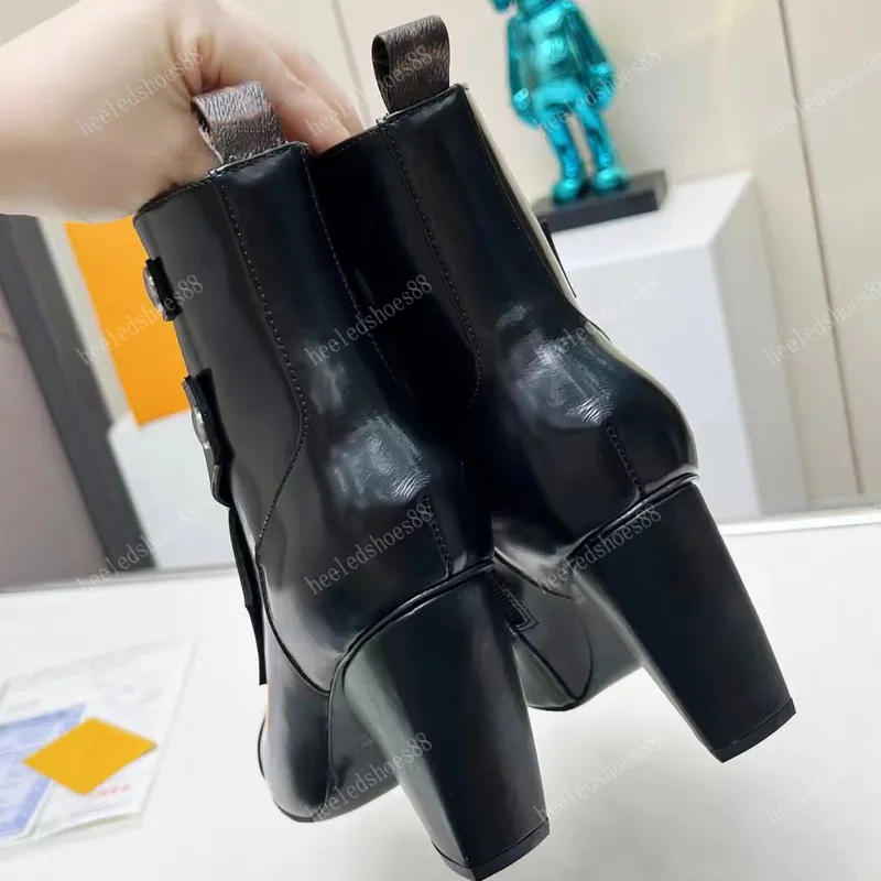 Tobillo Botas Diseñadores de diseñadores Para mujeres Botón de moda de piel de vaca de alta calidad dentro del tacón grueso Tacó