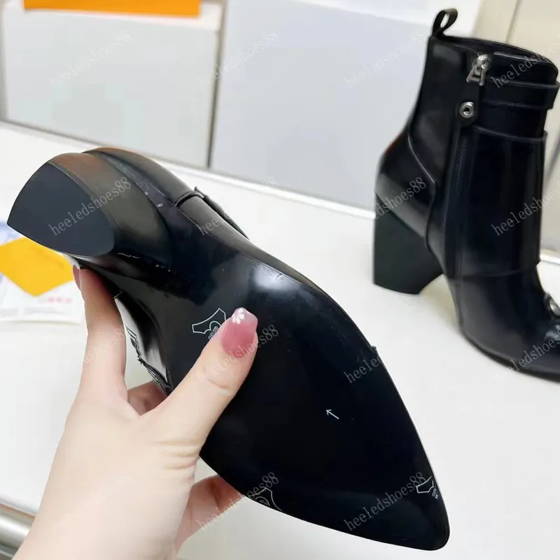 Tobillo Botas Diseñadores de diseñadores Para mujeres Botón de moda de piel de vaca de alta calidad dentro del tacón grueso Tacó