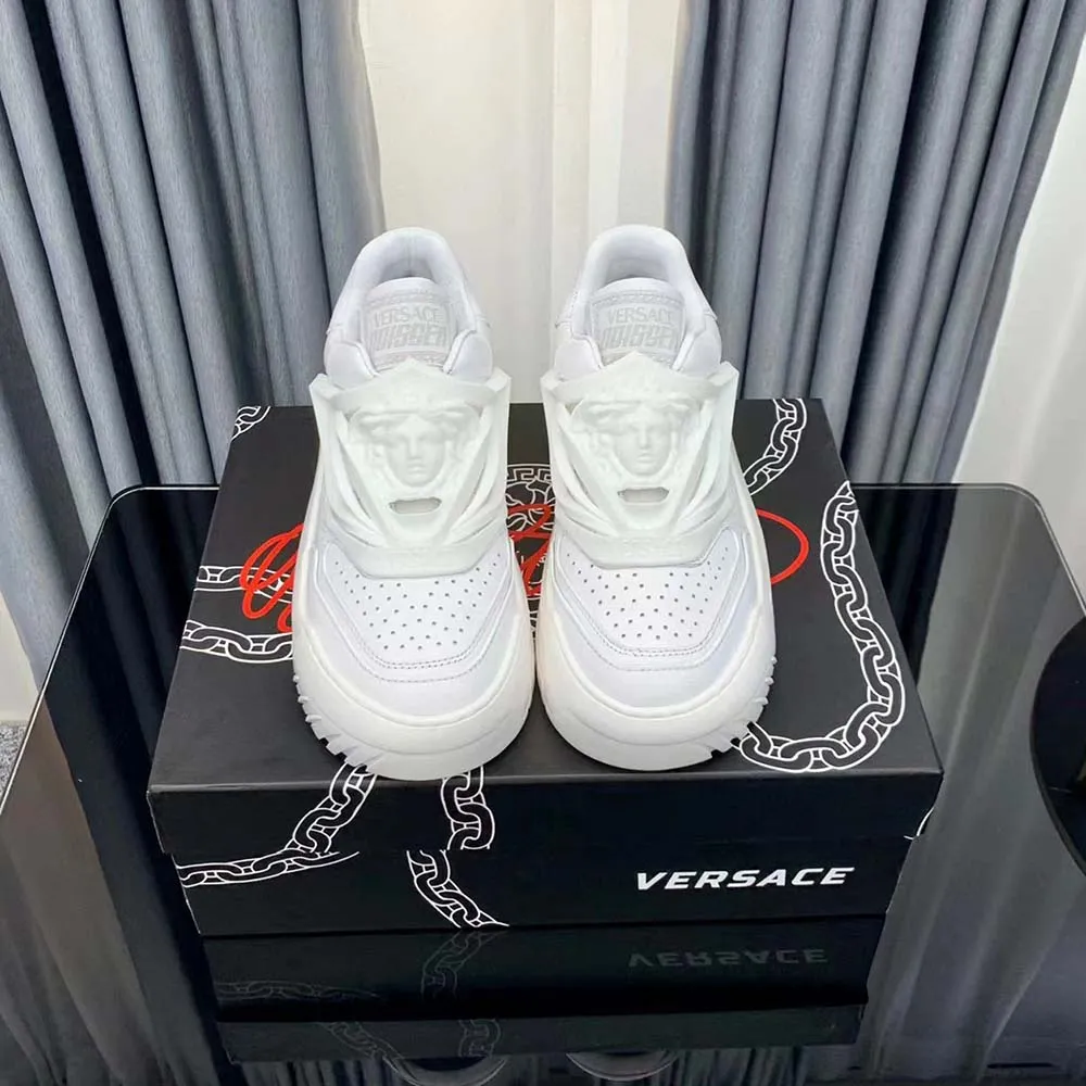 Versace Zapatillas unisex Odissea con suela de goma y puntera perforada, color blanco