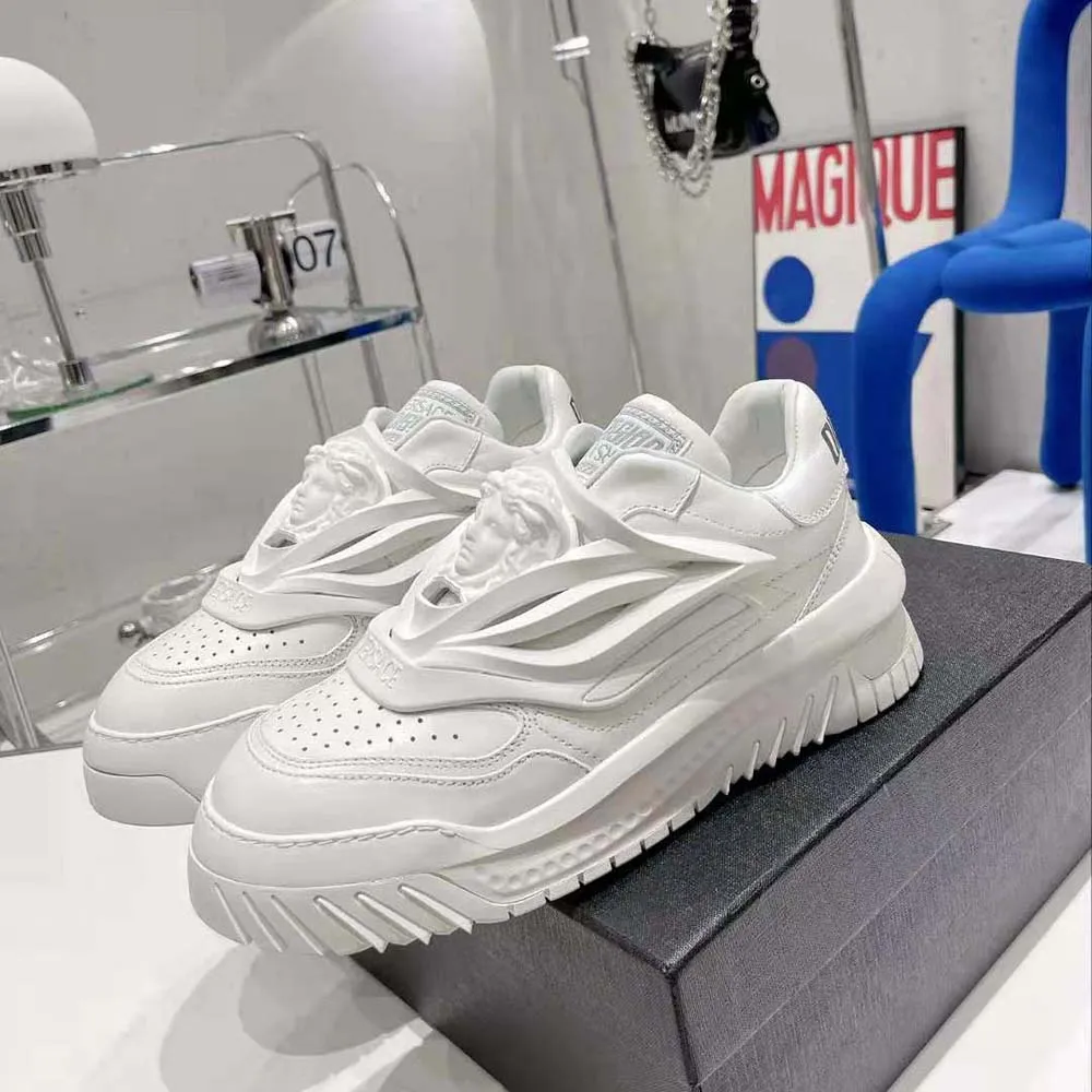 Versace Zapatillas unisex Odissea con suela de goma y puntera perforada, color blanco