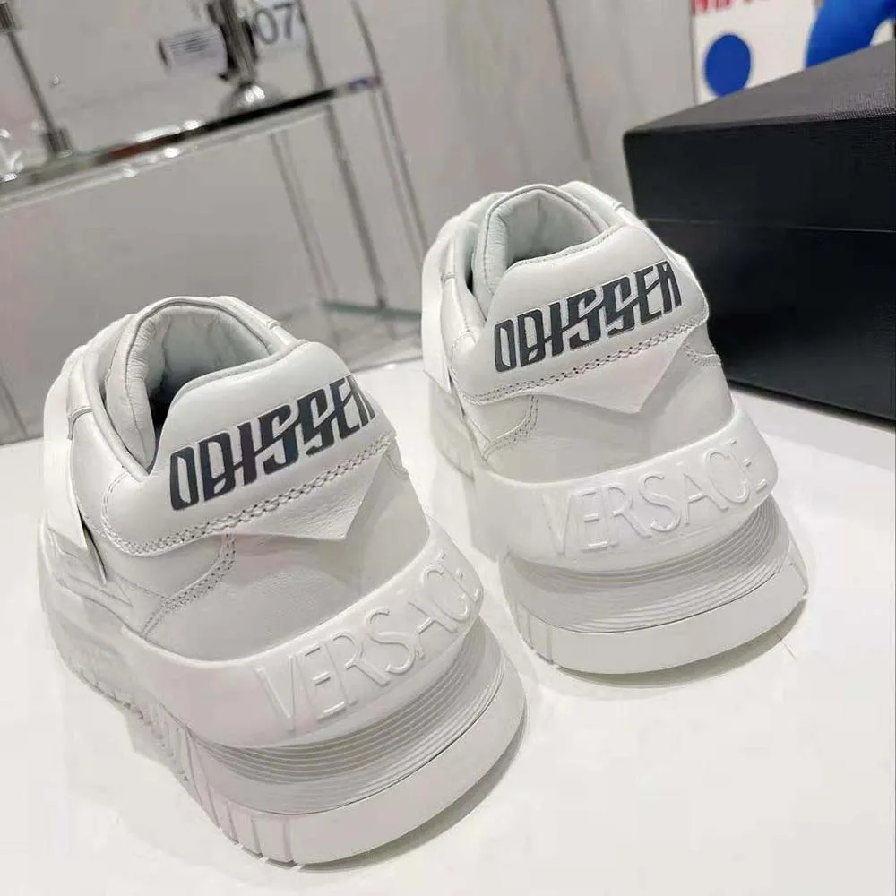 Versace Zapatillas unisex Odissea con suela de goma y puntera perforada, color blanco