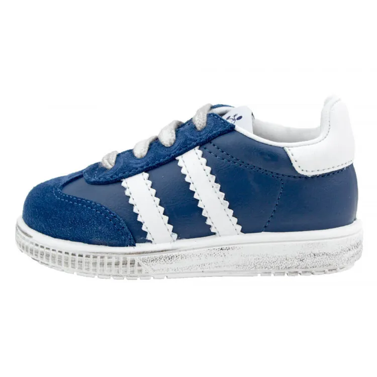 Zapatillas piel desgastadas cordones