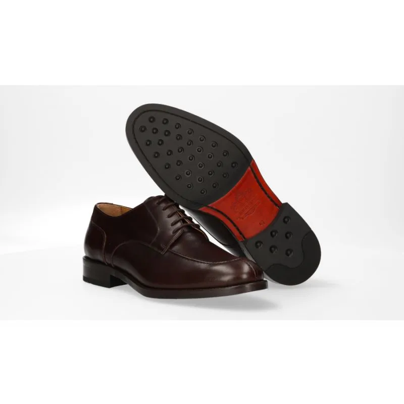 Zapato con cordones marrón