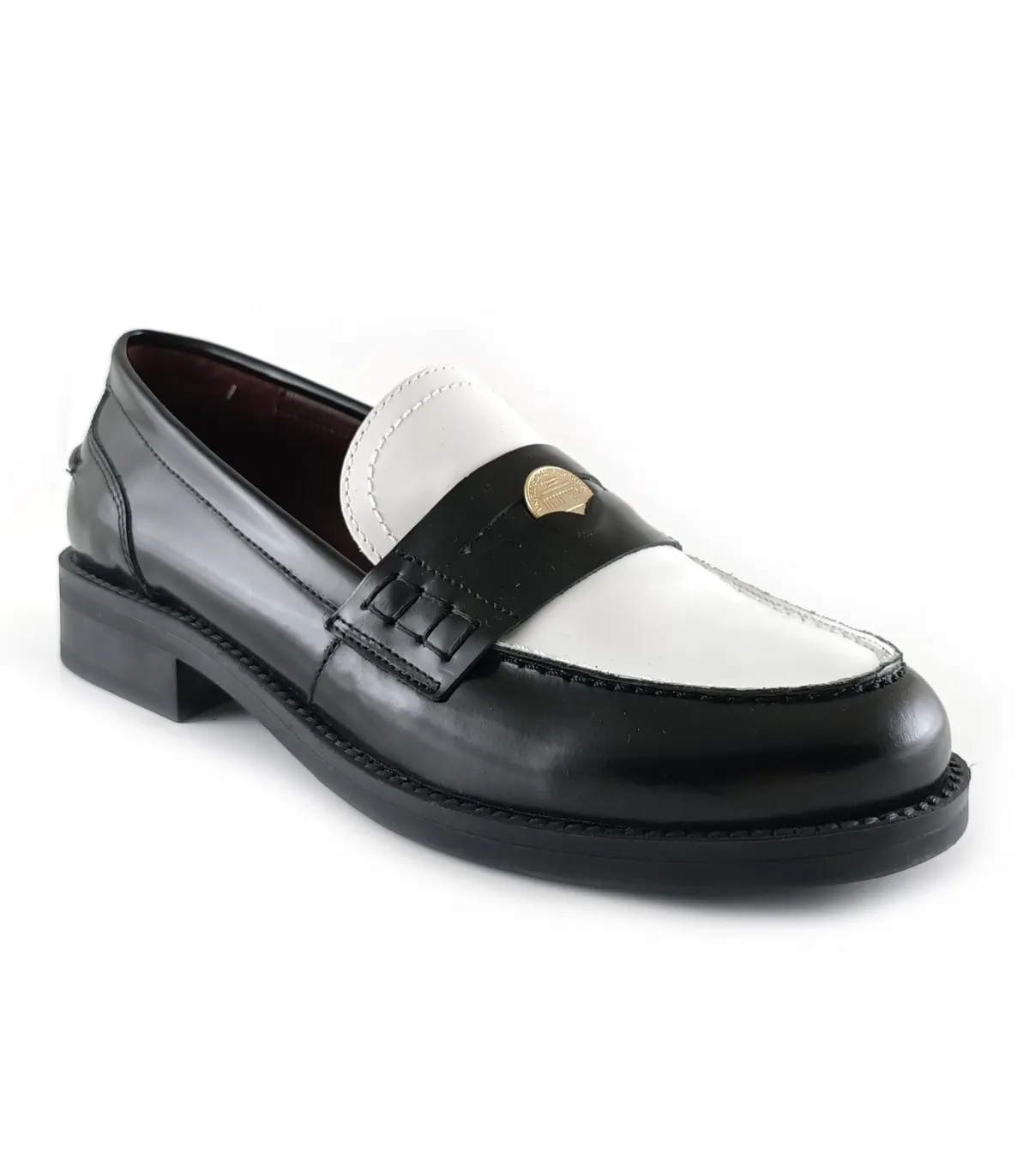 Zapato mocasín en blanco y negro