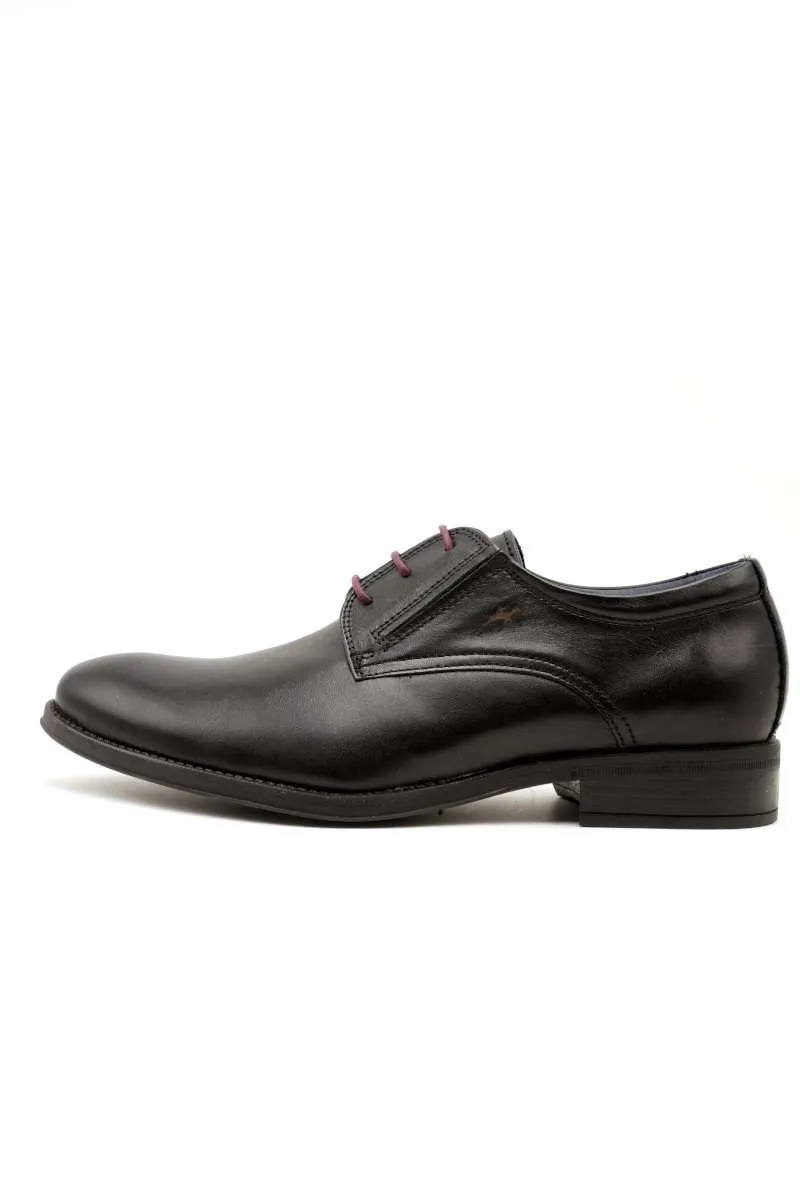 Zapato negro con cordones de Fluchos
