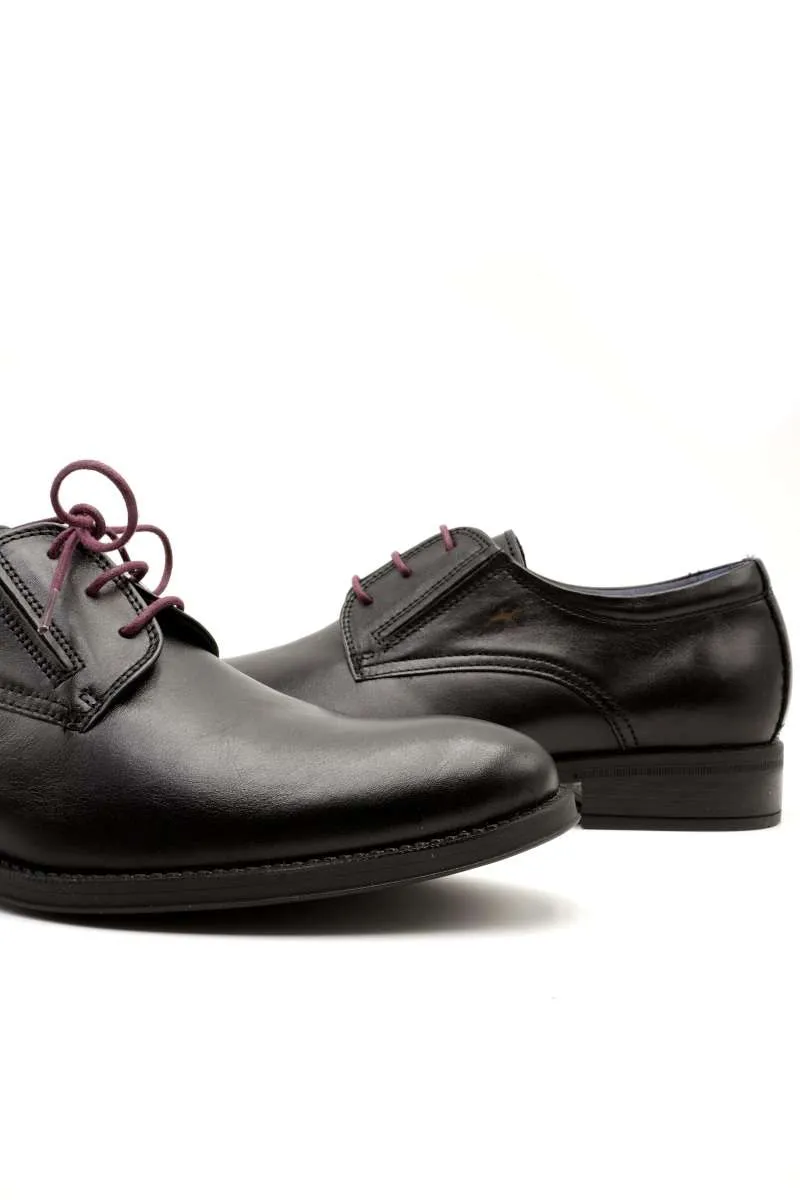 Zapato negro con cordones de Fluchos