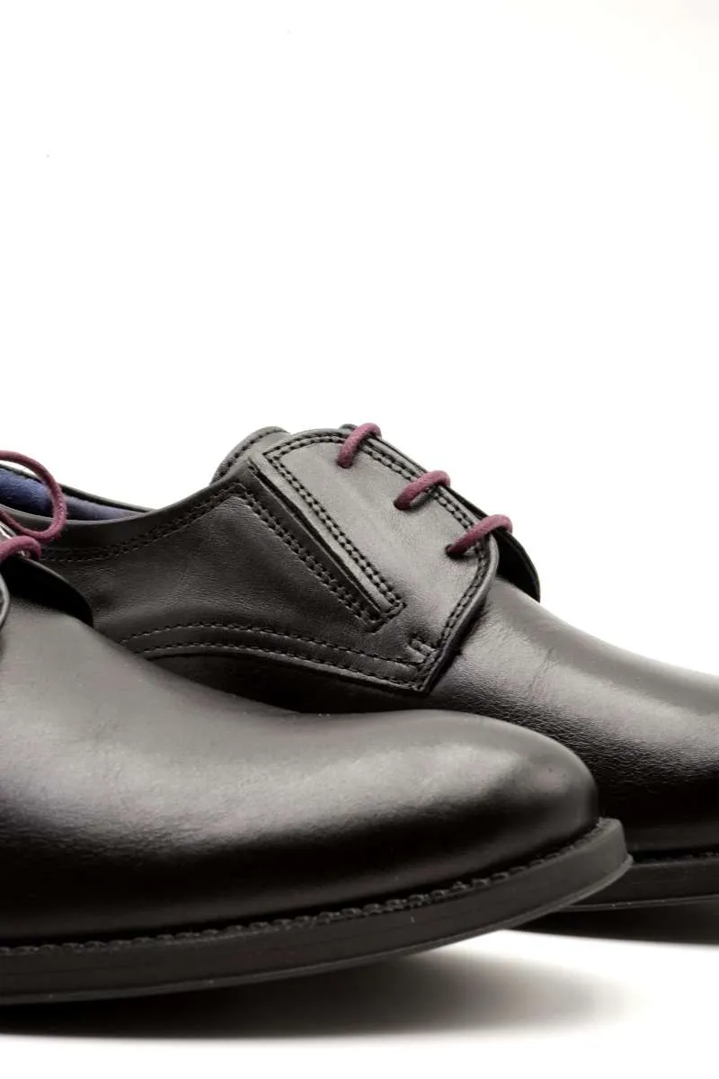 Zapato negro con cordones de Fluchos