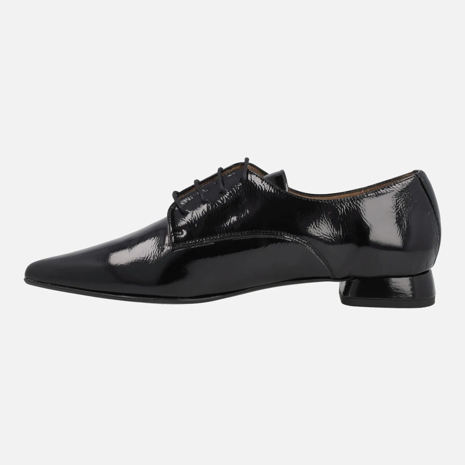 Zapatos de charol negro con cordones y puntera afilada
