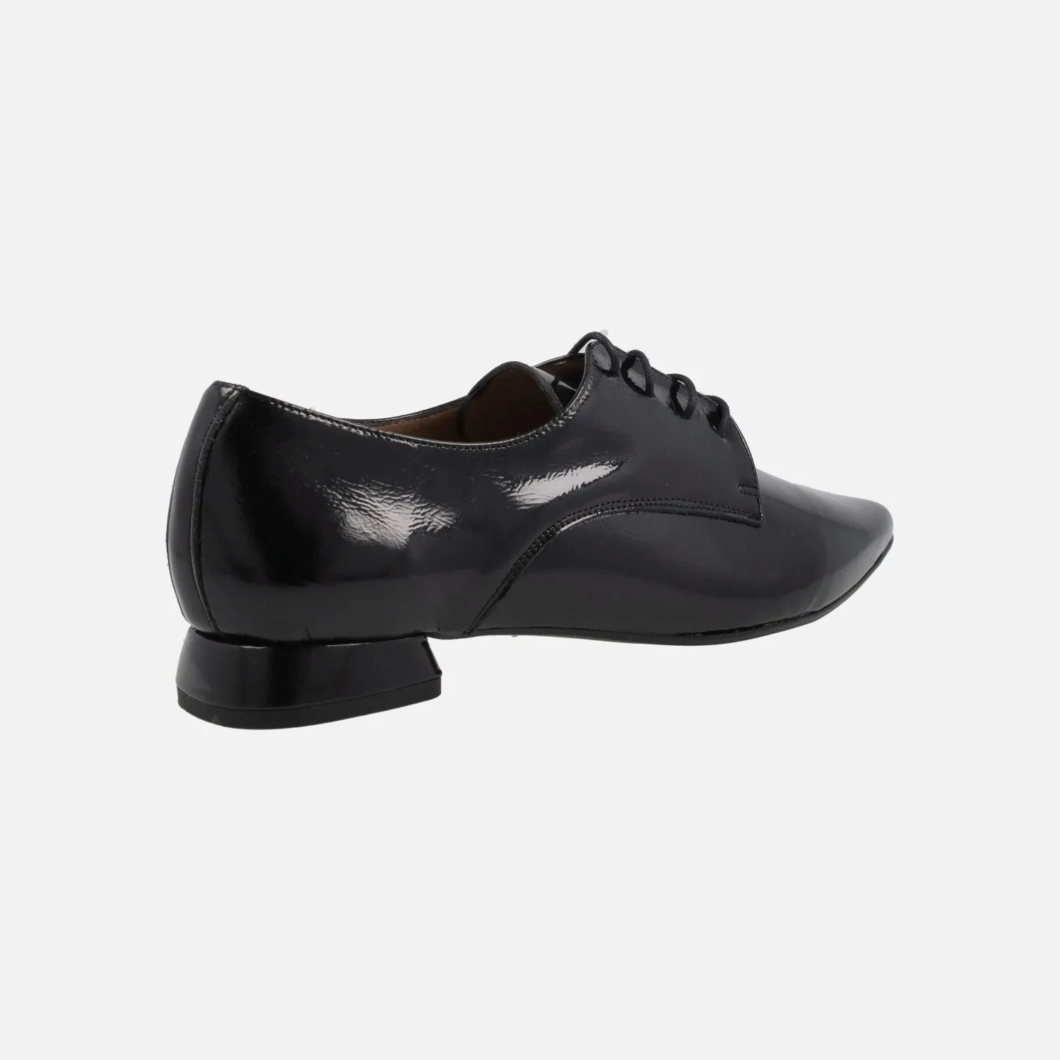 Zapatos de charol negro con cordones y puntera afilada