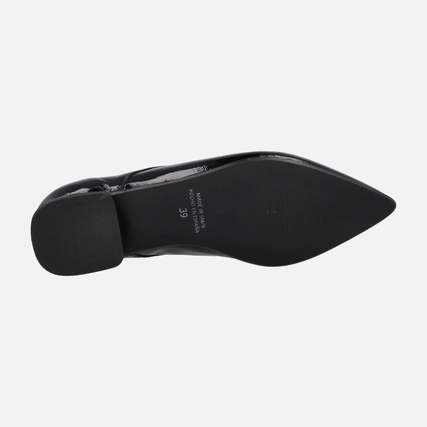Zapatos de charol negro con cordones y puntera afilada